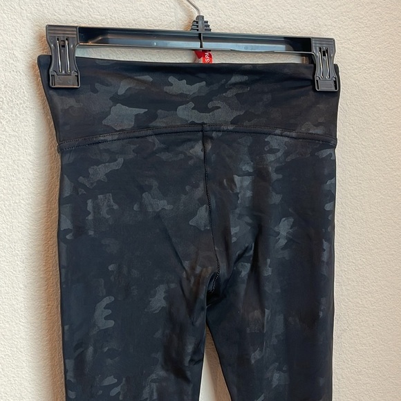 Spanx Faux Leather Camo Leggings Size Small - Picture 8 of 9